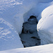 Ein namenloser, zugefrorener Bach war unterhalb der Alphütte Era da la Bescha über einige hundert Meter Länge kurioserweise nicht mit Schnee bedeckt.
