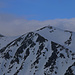 Gipfelaussicht im Zoom vom Piz Chazforà (2783m) hinüber zum Gipfelkreuz vom Piz Dora (2951m).