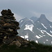Gipfelsteinmann Oxni mit Spitzmeilen und co im Hintergrund
