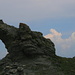 Auf dem Grat zum Madchopf: Von der Form her macht dieser Fels den Cumulus Wolken im Hintergrund schon fast Konkurrenz 