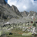 Slalckline bei der Bergseehütte, mal in Bergschuhen. Die Balancehand zeigt genau auf die Gipfelnadel des zuvor bestiegenen Hochschijen, Südgrat im Profil rechts. 