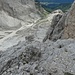 12 Ein Blick nach unten zum Wanderweg. Man nähert sich einer schmalen, kleinen Scharte.