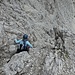 15 Von der Scharte steigt man ein paar Meter ab und dann nach links auf dem schmalen Band weiter.