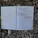 24 Toll, daß es ein Gipfelbuch gibt, leider ist es naß. Alt ist es noch nicht. Wenige Einträge finden sich darin, jedoch zumindest doppelt soviel wie am Elfer Süd.