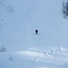 Ein Skitourer in einer breiten Rinne des Wechtenkessels