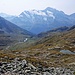 Rechts der Weiterweg auf der grünen Geländeterasse auf unmarkierten Wegspuren oberhalb des großen Almbodens
