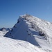 ...geht es in eine kleine Scharte hinab und dann zum Gipfelaufschwung des Geierkogel