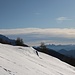 Blick zu den Dolomiten, das Hüttchen vorne ist gut eingschneit