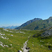 Am Bacher vorbei geht's danach durch ein Tälchen dem Almajurjoch entgegen.