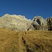 05 Der Lift aus Frassené ist längst saisonal geschloßen. Die gigantische Plattenbastion der Lastèi d`Agnèr sucht seines Gleichen und ist ein wunderbares, einsames Ziel, ab des Sommertrubels, im SG II. An ihrem senkrechten Felsfuß, nahe des Monte Agnèr, strebt die Via Ferrata Stella Alpina empor. Einst der schwerste Klettersteig der Alpen und ein Trendsetter.