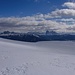 Blick in die Dolomiten: zwischen Geislerspitzen und Langkofel sieht man die Sellagruppe.