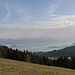 Aussicht von dieser Sitzbank hinunter ins Rheintal und hinüber zu den Vorarlbergischen Alpen und ......