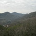 Blick nach Westen. Geradeaus hinten der Rehberg (siehe auch [tour149032 meine Tour]), rechts davon, mit dem Turm, die Burg Scharfenberg.