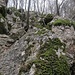 La presenza della roccia rende la salita più piacevole, a margine del canale franoso.