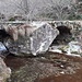 Ponte della Gula 870 mt: il macigno erratico su cui si è ricavato il ponte in pietra.