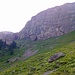 vor dem steileren Aufstieg, im Hintergrund die Bergquelle Märenbrunnen