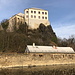 Milešov - Blick auf das Schloss Milleschau, [https://cs.wikipedia.org/wiki/Mile%C5%A1ov_(z%C3%A1mek) zámek Milešov]. Heutzutage wird es als Heim für Senioren bzw. Langzeitpatienten genutzt.