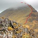 Der Weiterweg auf den Hauptgipfel des Beinn Alligin-Massivs, Sgurr Mor. Der Gipfel ist noch in den Wolken. Das wird sich aber spaeter aendern.