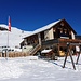 Restorant da Muntogna Vastur mit den vielen kostenlos benutzbaren Schlitten