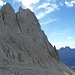 21 Als Bergsteiger mußt du hier kurz inne halten. Ein "Großer" der Dolomitenzunft, der Sass da Camp! Sein Südabbruch ist einzigartig, sein Nordgrat, hier im Bild, könnte der Schlüssel zum Gipfelerfolg sein?