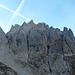 07 Den Aufstieg durch das Vallon delle Mughe flankiert die Pala della Madonna zur Rechten. Was für ein formschönes Bergmädel sie doch ist. Und ganz wie es einer Grand Dame des Genres ziert, stellt sie ein Bollwerk aus Fels ihrer Eroberung entgegen.