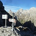 11 Die Forcella delle Mughe 2244m. Der Wind macht mit dem Wegweiser was er will. Heute würde man das Bivacco Menegazzi auf der Pala della Madonna wiederfinden. Tausend Dank, daß sich hier kein Pala Ronda Schild befindet.