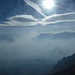 14 Auf der anderen Seite der Scharte dann das. Der "smogistische" Blick zu den Feltriner Dolomiten. Umweltschutz à la Italia. Hier oben stinkts, als würdest du bei einem Sonnwendfeuer sitzen, nein besser, als würdest du mit einem Kachelofenkamin inhalieren. Schädlich für uns Menschen ist das nicht, schließlich ist die durchschnittliche Lebenserwartung in Südtirol nahezu die höchste in der EU. 