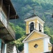 Die Kirche von Giumaglio mit der Wand von Arnau im Hintergrund