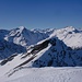 Es geht weiter am Grat Richtung Schneelahnspitze. Der rechts der Bildmitte sichtbare Gratkopf wird links in der Flanke umgangen.