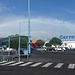 Da später wg. des Sturms keine Fotos mehr entstehen, hier noch ein Regenbogen über dem Carrefour beim Proviant kaufen.