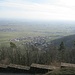 Vom vorherigen Foto etwas nach links geschwenkt blickt man im Tal auf den Startort Weyher. Ganz hinten am Horizont ist auf dem Foto schwach der Schwarzwald zu sehen.