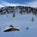 <b>In un’ora e quindici pervengo all’Alpe Stabbiello (1819 m), in compagnia di un gruppo di sciescursionisti, che poco dopo deviano a sinistra verso la Val Torta.<br />Io svolto a destra, seguendo una bella traccia che si inoltra sul Pianaccio, altopiano adibito a pascolo, che ho percorso con la e-mtb il 27 settembre scorso e con la mtb muscolare il 23.6.2018.</b>