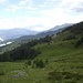 Der gemütliche und schöne Höhenweg zur Anton-Renk-Hütte. Halbrechts die Fendler Alpe, hinten (etwas zwischen den Bäumen versteckt) die Sattelklause.
