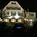 Das hell beleuchtete Restaurant Schlosshof hoch über Dornach.