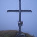 Hundstock Gipfelkreuz im Nebelgrau...
