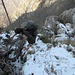 Si continua a scendere ripidamente ma la poca neve rende tutto molto scivoloso...