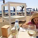 der Strand ist lang und bietet mehrere kleine Kioske, wo man auch Kleinigkeiten essen kann
