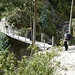 ... muss auf neuer Wegführung und Brücke überschritten werden - weil der ehemalige Pfad weggespült wurde