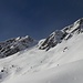 Tour 5: im Aufstieg auf die Rot Flua, mit Blick auf die gestrigen Guotalper-Abfahrtsspuren; der Gipfel ist derjenige rechts