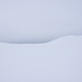 Ein surreales und dennoch völlig den Sichtverhältnissen entsprechendes Bild.  Auf dem schneebedeckten Gelände herrscht null Sicht, null Kontrast. Der Himmel hebt sich einzig durch eine sanfte Linie vom Horizont ab. Zwischen mir und dem Horizont liegende Erhebungen sind unsichtbar (und es gibt davon einige). Sehr unangenehm. Würde ich das Gebiet nicht von zahlreichen Wanderungen kennen, hätte ich wohl Kehrt gemacht.
