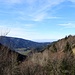 Ausblick nach Simonswald runter, zum Kandel, in das Rheintal hinten und zu die schneebedeckten Vogesen