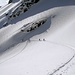Weitere Skitürler kommen aus dem Couloir
