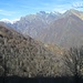 Al ritorno, fatto salendo sul versante nord del Monte Faiè, un’ultimo sguardo sul Corte Buè (in centro foto), sovrastato da Cima Pedum e da Cima Sasso; a sinistra, innevate, le montagne della Testa di Menta.