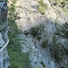 eindrücklich in steilabfallendes Felsgelände gelegt (Wolfgang  links der Bildmitte zu entdecken, als Grössenvergleich)