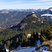 Im Osten der zackige Bocksberg, dahinter der zentrale Bregenzerwald sowie Teile der Allgäuer Alpen