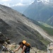 genüsslich erklimmt Jacky die Leitern (im Hintergrund das Matterhorn in den Kumuluswolken)