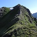 Pochi metri sotto la cima dello Stabbiello, si vede la paretina di 6m da arrampicare (più o meno alla stessa altezza del residuo di neve vecchia)