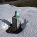 Nicht mehr ganz aktueller Grenzstein von 1958. Die Thermosflasche steht nämlich jetzt auf einem Kreuzungspunkt von Kantonsgrenzen: BE - SO - BE - JU (auf dem Stein aufgezeichnet ist nur die ehemalige Grenze SO - BE).