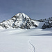Das Ködnitzkees öffnet sich. Der Anstieg mit Ski ist rechts der Bildmitte komplett sichtbar. Der Felsriegel zum Grat wird zu Fuß über ein Schneeband überschritten.