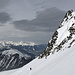 Vor dem Schlussaufstieg gibt es aktuell eine lange Traverse auf meist festen Packschnee